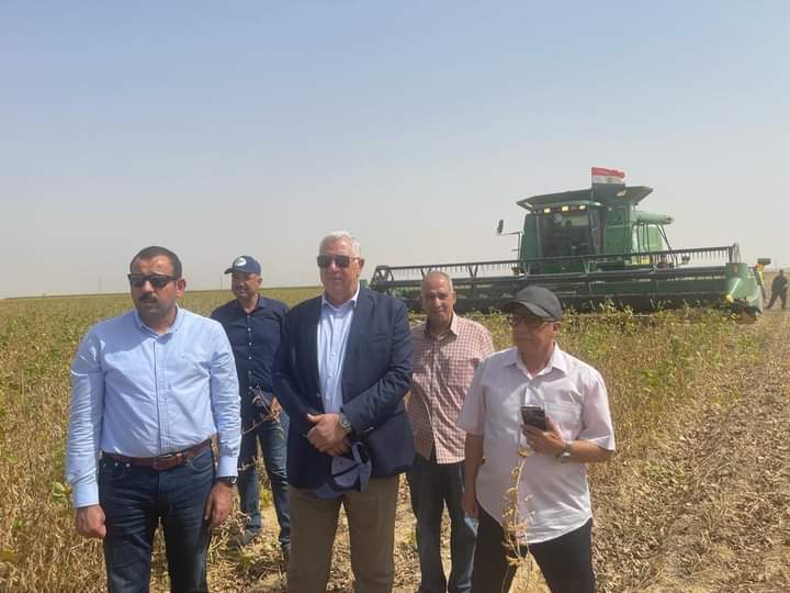 وزير الزراعة يقوم بزيارة لمشروع مستقبل مصر ويشاهد حصاد الفول الصويا وسيلاج الذرة