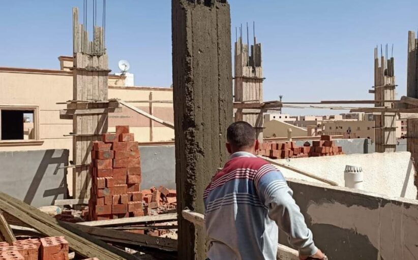 جهاز مدينة بدر يشن حملة لإزالة مخالفات بناء بقطعتي أرض بالمدينة و يصادر المواد المستخدمة