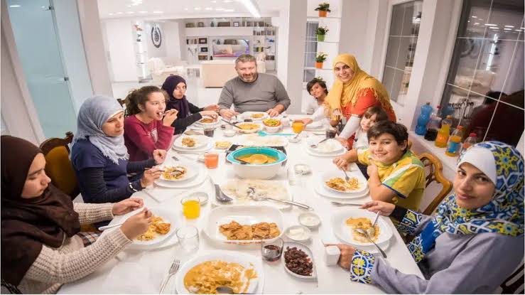 طقوس رمضانية تُعزز صلة الرحم والمودة بين العائلة