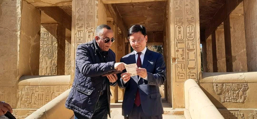 رئيس هيئة التراث الثقافي بكوريا الجنوبية في زيارته لمعبد الكرنك بالأقصر