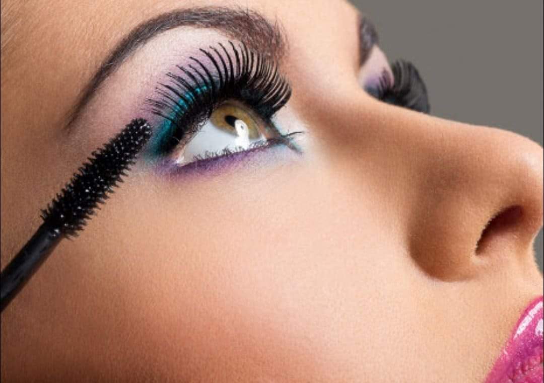كحل وماسكارا وروچ.. مستحضرات تفقد نضارة بشرتك وتسبب التجاعيد