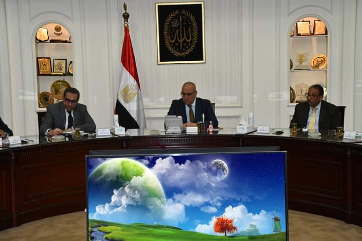 وزير الإسكان يتابع مع مسئولى شركة المقاولون العرب موقف تنفيذ المشروعات فى مختلف القطاعات
