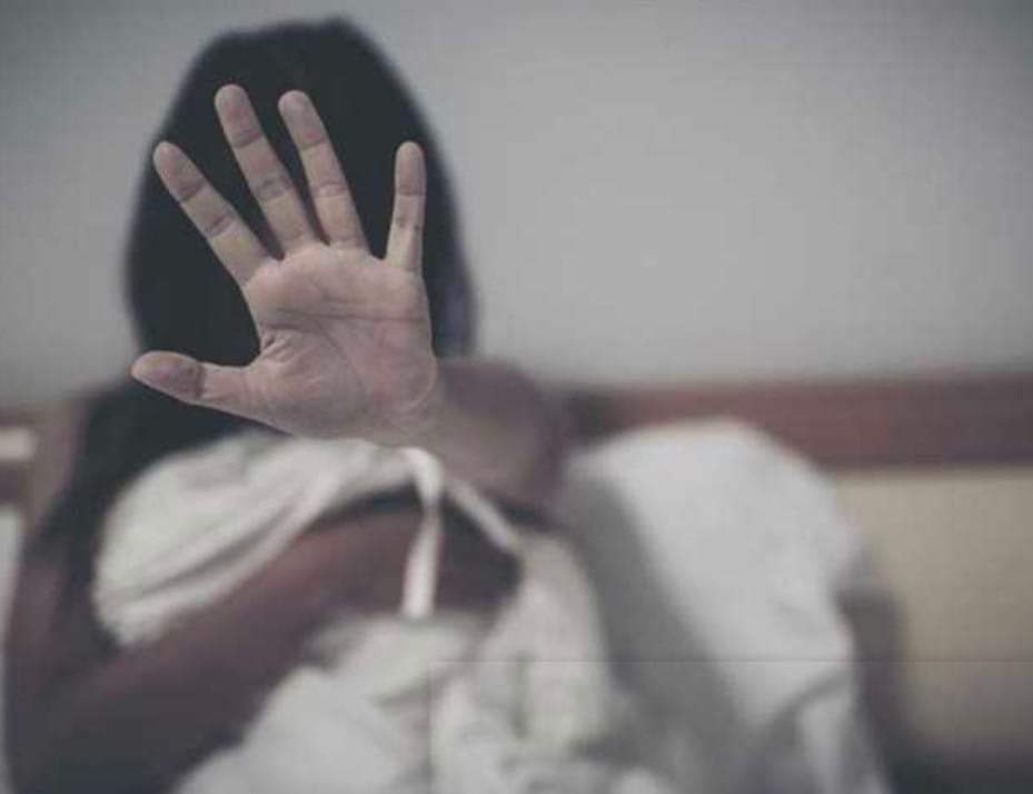 ضبطها زوجها في وضع مخل مع عشيقها فقفزت من الطابق السادس هرباً من زوجها