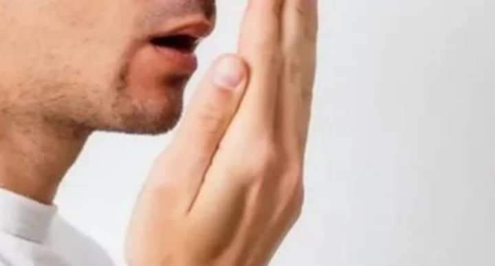 اسباب رائحه الفم الكريهة وطرق علاجها