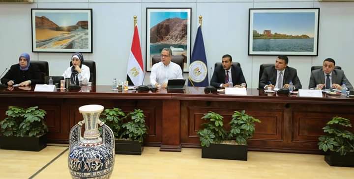 وزير السياحة يناقش استعدادات وتحضيرات بدء الموسم الجديد للعمرة