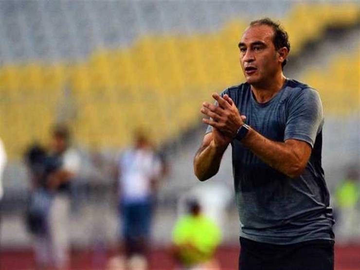 علي ماهر مستمر في قيادة الفريق من المدرجات 