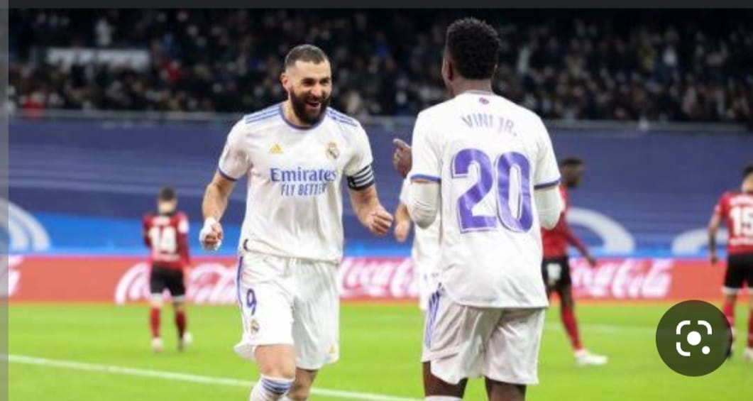 بنزيما على رأس قائمه فريق ريال مدريد في مواجهة إلتشي 