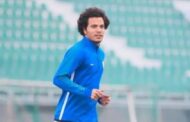 استعدادا للمشاركة.. فيريرا يعطي عمرو السيسي بعض التعليمات قبل مران اليوم