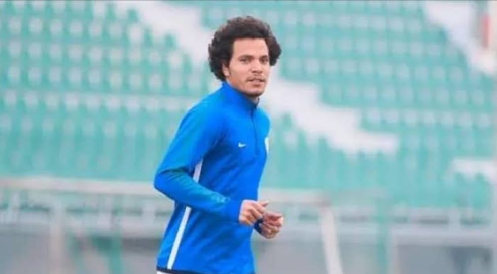 استعدادا للمشاركة.. فيريرا يعطي عمرو السيسي بعض التعليمات قبل مران اليوم