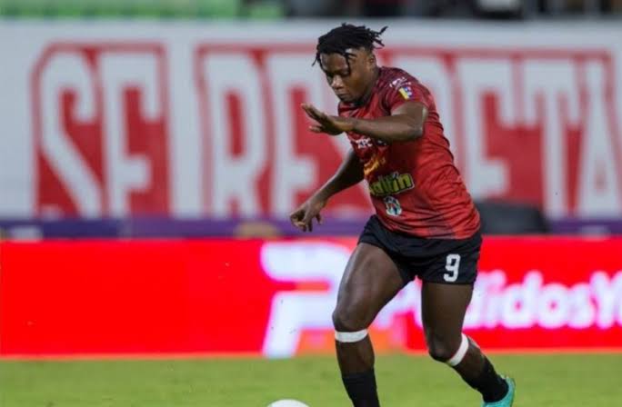 عاجل| وصول سامسون أكينيولا صفقة الزمالك الجديدة إلى القاهرة