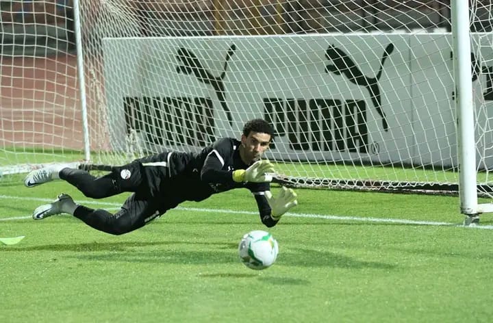 حارس عرين الزمالك يفجر مفاجأه بشأن خفض راتبه السنوي