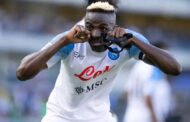 فيكتور أوسيمين يفوز بجائزه افضل لاعب صاعد 