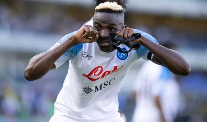 فيكتور أوسيمين يفوز بجائزه افضل لاعب صاعد 
