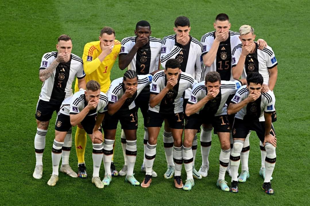 بأشارات لا بكلمات.. لاعبي منتخب ألمانيا تعبر عن رفضها لقرار الفيفا 