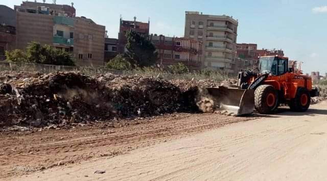 محافظ الشرقية: وحدة التدخل السريع تقوم برفع 1300 طن مخلفات مبانى من منطقة الجمباز لفتح وتوسعة الطريق