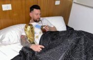 ميسي ينشر صورته بكأس العالم بعد وصول المنتخب الأرجنتيني للعاصمة بوينس أيرس