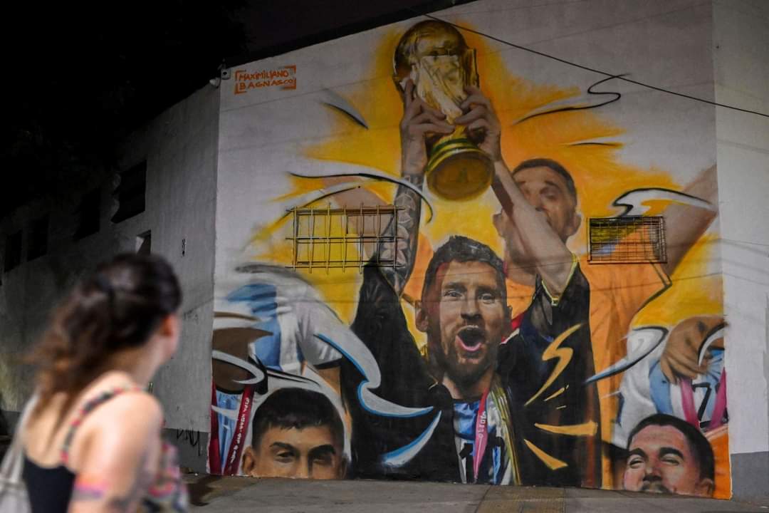 بالبشت القطري.. جدارية بصورة ميسي في العاصمة الأرجنتينية 