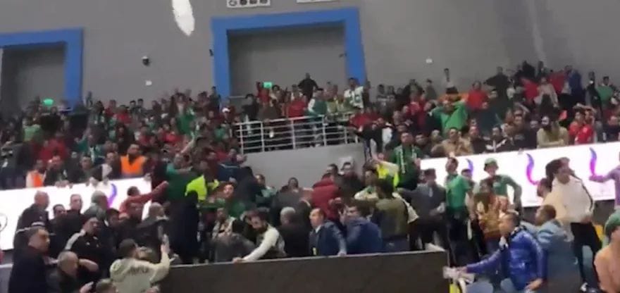 انهيار مدرج جماهير الاتحاد في مباراة الاهلي بنهائي سوبر السلة