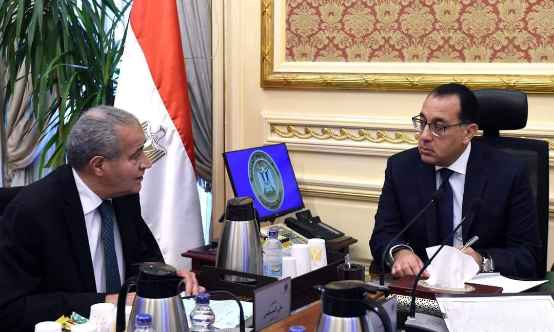 الحكومة المصرية تتابع موقف توافر السلع الغذائية والإستراتيچية في الأسواق