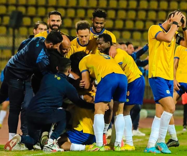 ميدو يحتفل مع الدراويش بعد الفوز على الداخلية