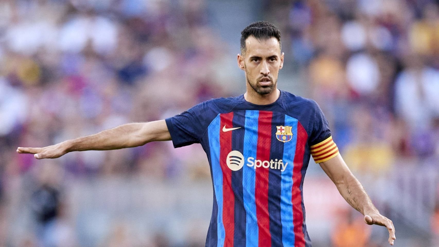 بديلاً لـ بوسكيتس.. تشافي يفاضل بين لاعبين لضمهم إلي برشلونة 
