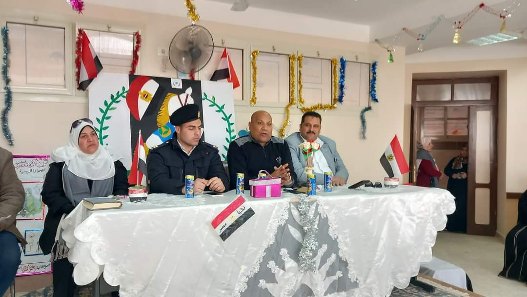وفد من ضباط حقوق الإنسان يزور مدارس العاشر من رمضان