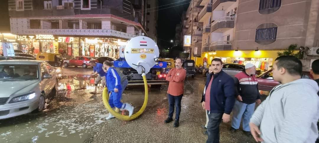 سقوط أمطار غزيرة على مناطق متفرقة بالمحافظة وعامر يؤكد رفع حالة الطوارئ بالشركة