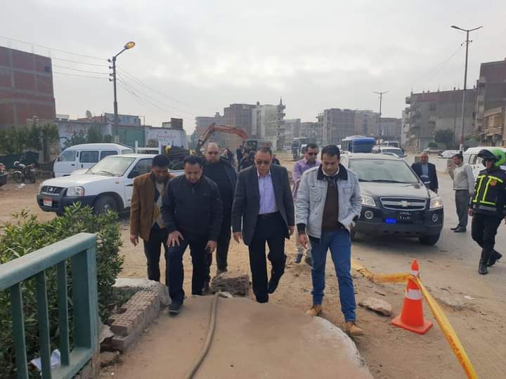محافظ الشرقية يتفقد أعمال إصلاح خط الغاز الطبيعى المار بمصرف بلبيس