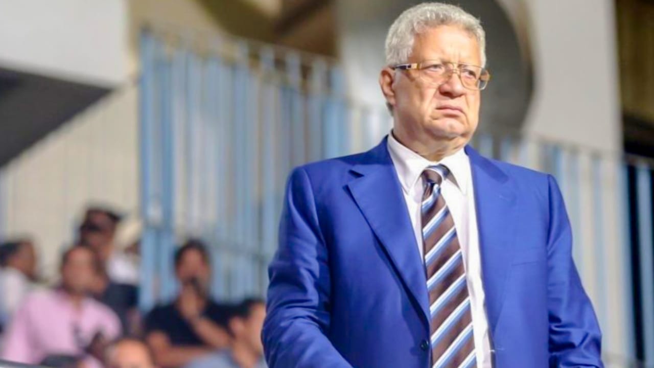 بعد الإفراج عنه.. مرتضي منصور علي رأس المتواجدين في مباراة البنك الأهلي 