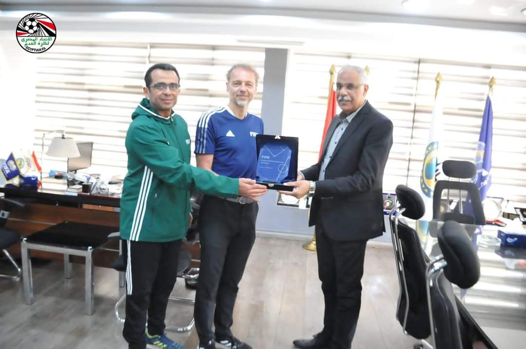 لجنة التطوير بالفيفا تكرم جمال علام بدرع الاتحاد الدولي 