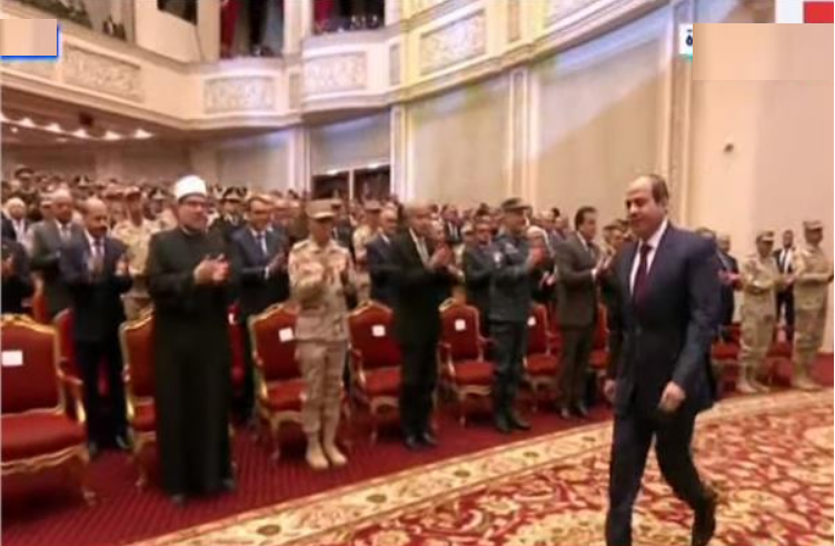 الرئيس السيسي يقف لتحية شهداء الوطن