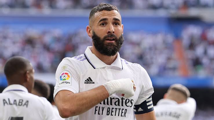 بنزيما يقود تشكيل ريال مدريد الرسمي أمام برشلونة في الكلاسيكو