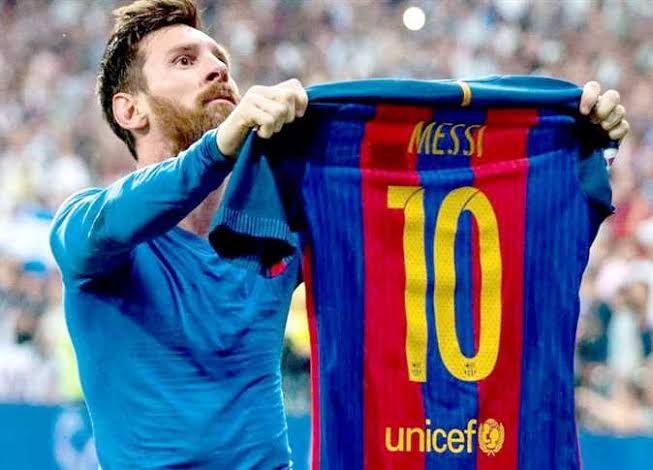 نجم الأرجنتين السابق يكشف عن احتمالية عودة ميسي لبرشلونة