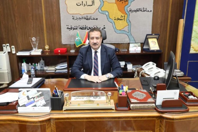 وفاءٌ وتقدير لمسيرة عطاء.. محافظ المنوفية يكرم أسرة مدير 