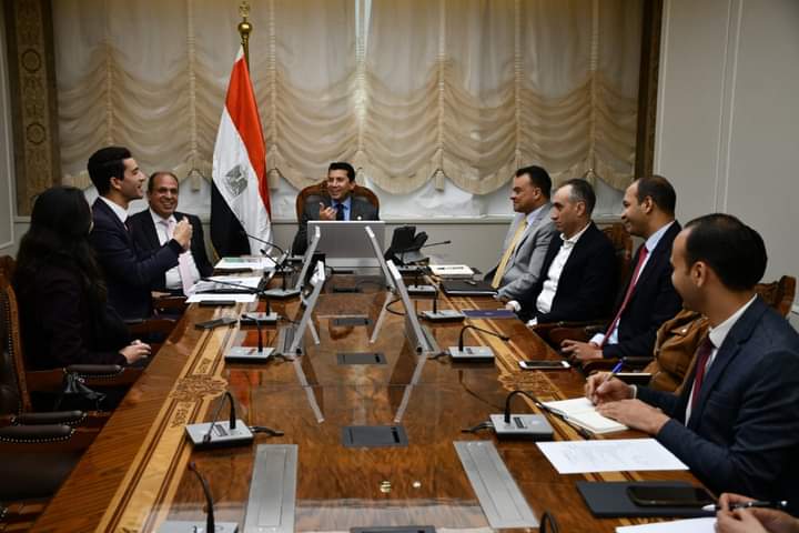 وزير والرياضة يلتقي رئيس الجامعة البريطانية في القاهرة بمقر الوزارة بالعاصمة الإدارية الجديدة