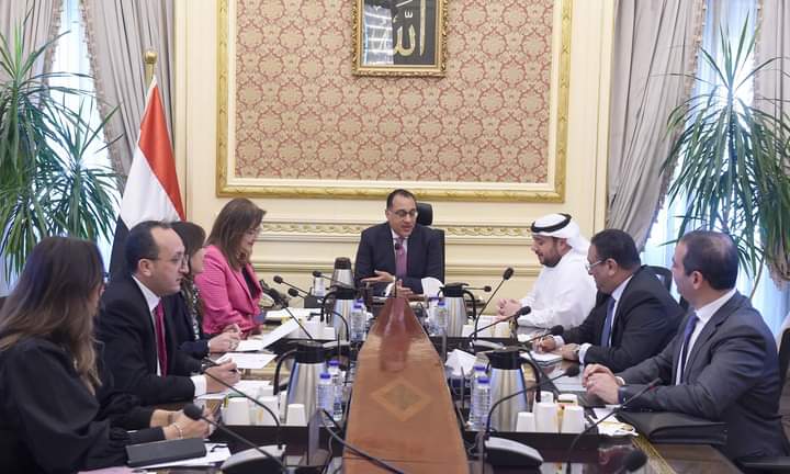 رئيس الوزراء يلتقى رئيس مجلس إدارة شركة أبوظبي القابضة لبحث الفرص الاستثمارية