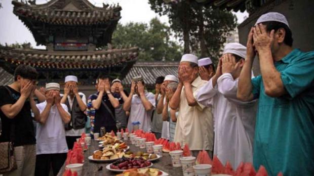 رمضان حول العالم بين طبول البودوق وقتال البيض وزيارة القبور