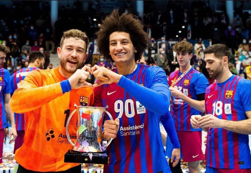 الأهلي يستعين بخدمات لاعبه ونجم برشلونة السابق لتدعيم فريق اليد