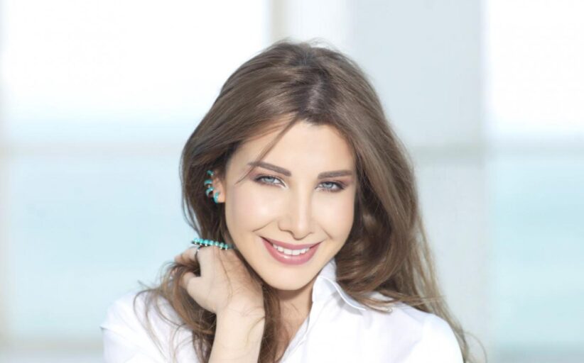 بدون ميكب وملابس كاجوال.. نانسي عجرم تنسر صور عطلتها مع عائلتها