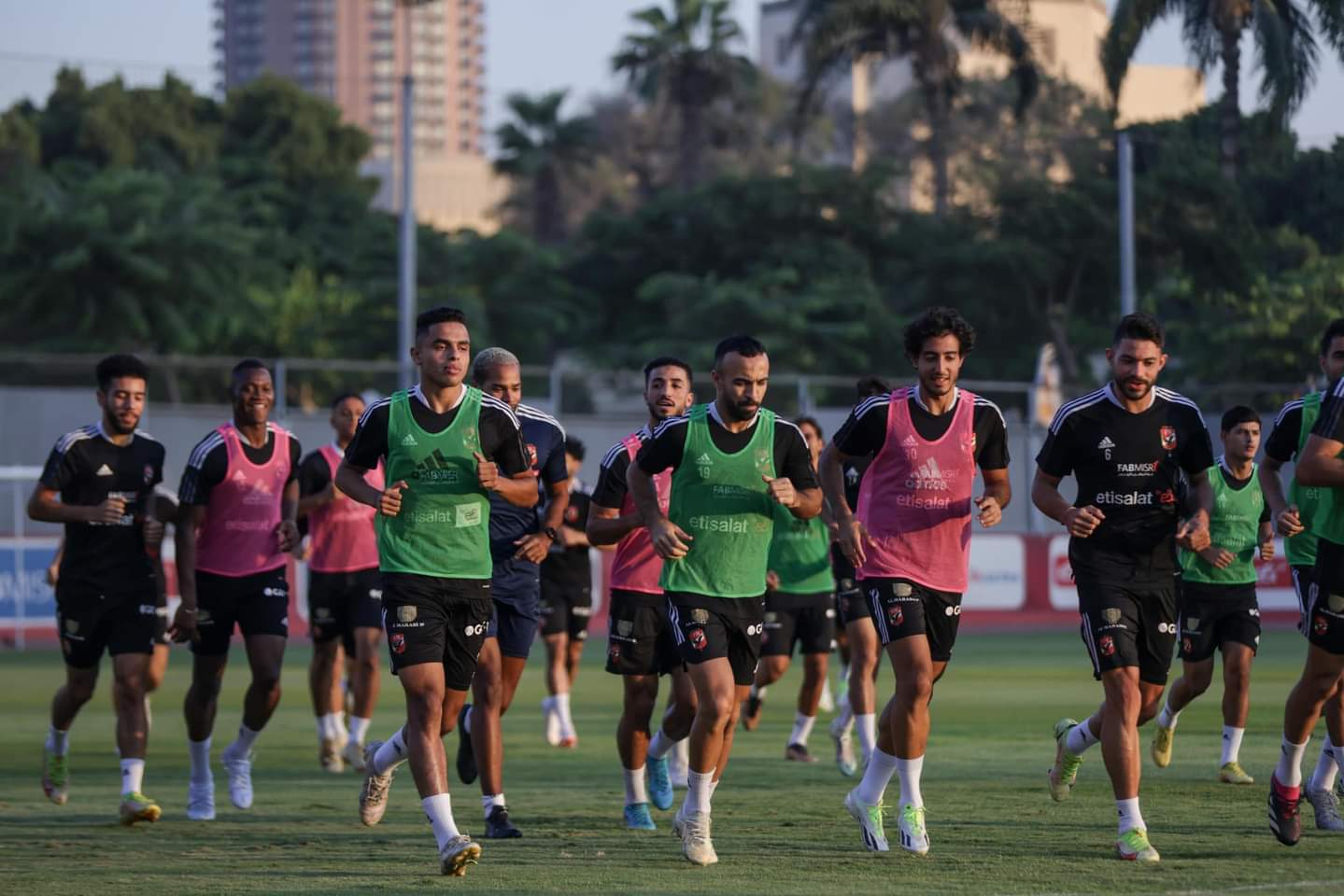 غيابات بالجملة بصفوف الأهلي أمام الداخلية.. تعرف على موعد المباراة بعد التعديل
