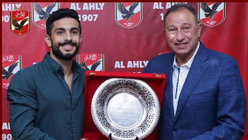 الخطيب يُكرم أيمن أشرف ابن الأهلي ويهديه درعًا خاصًّا