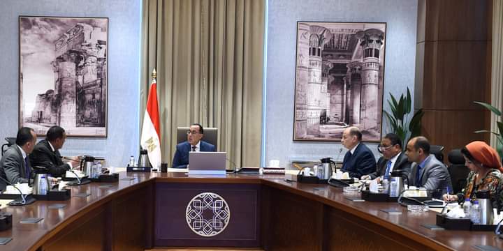رئيس الوزراء يتابع مع محافظ أسيوط موقف تنفيذ المشروعات بالمحافظة