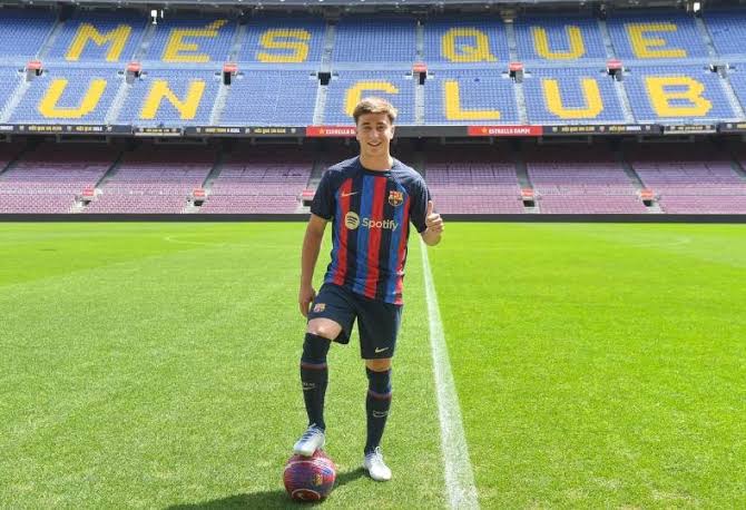 نجم برشلونة بابلو توري على طاولة جيرونا