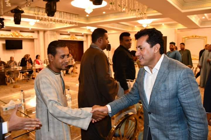 وزير الرياضة يشهد جلسة نقاشية حول تعزيز مشاركة شباب العمال والفلاحين بالشأن العام