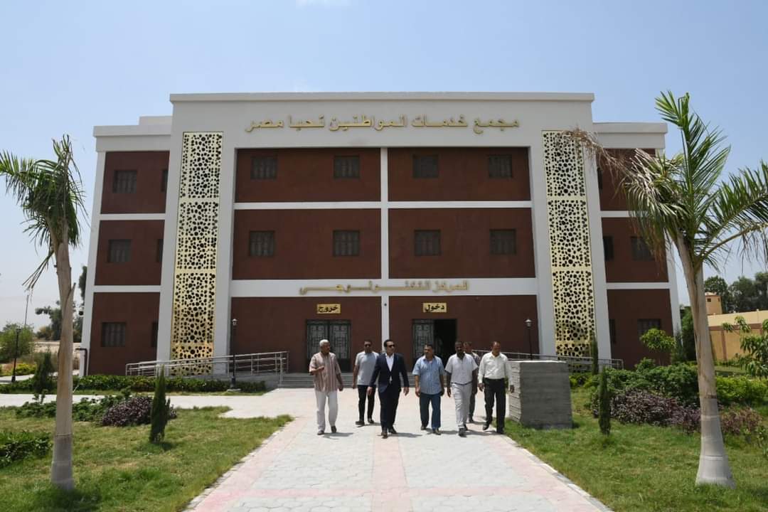 نائب محافظ قنا يتفقد مجمع الخدمات الحكومية والوحدة الصحية بقرية المراشدة 