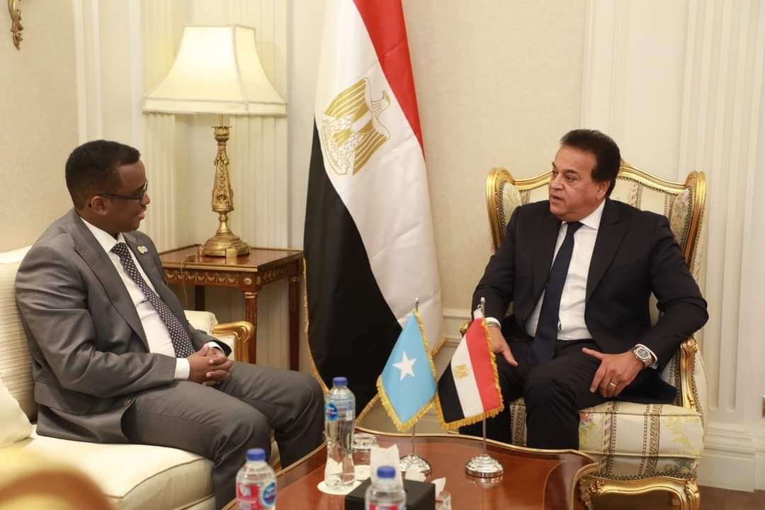 وزير الصحة يستقبل وزير العمل الصومالي لبحث التعاون المشترك 