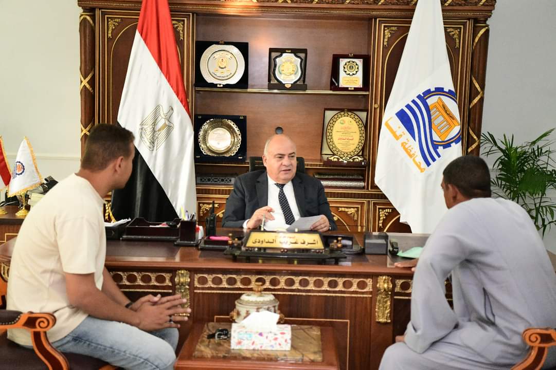 لبحث شكواهم.. محافظ قنا يستأنف إستقبال المواطنين