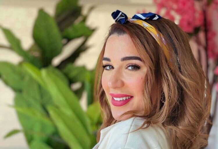 أسما شريف منير تظهر متألقة في إطلالة مهمة معلقة على تركيزها في عملها