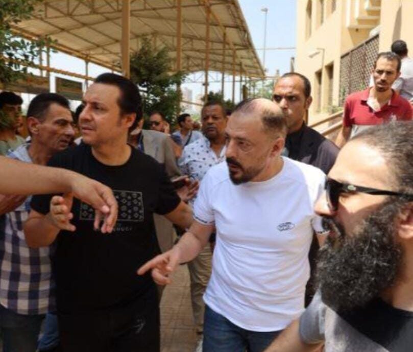 الحزن يسيطر على عمرو عبدالجليل في وداع شقيقه.. تابع