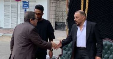 بمسجد عمر مكرم.. بدء عزاء شقيق الفنان عمرو عبد الجليل